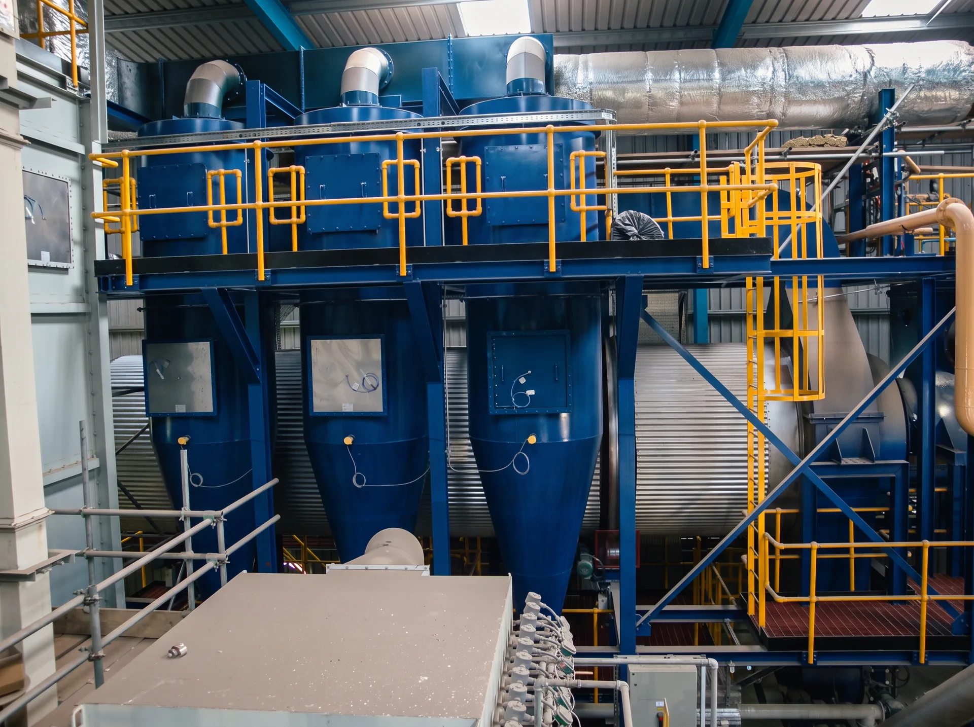 Industrial cyclone train used for process-gas particulate removal
