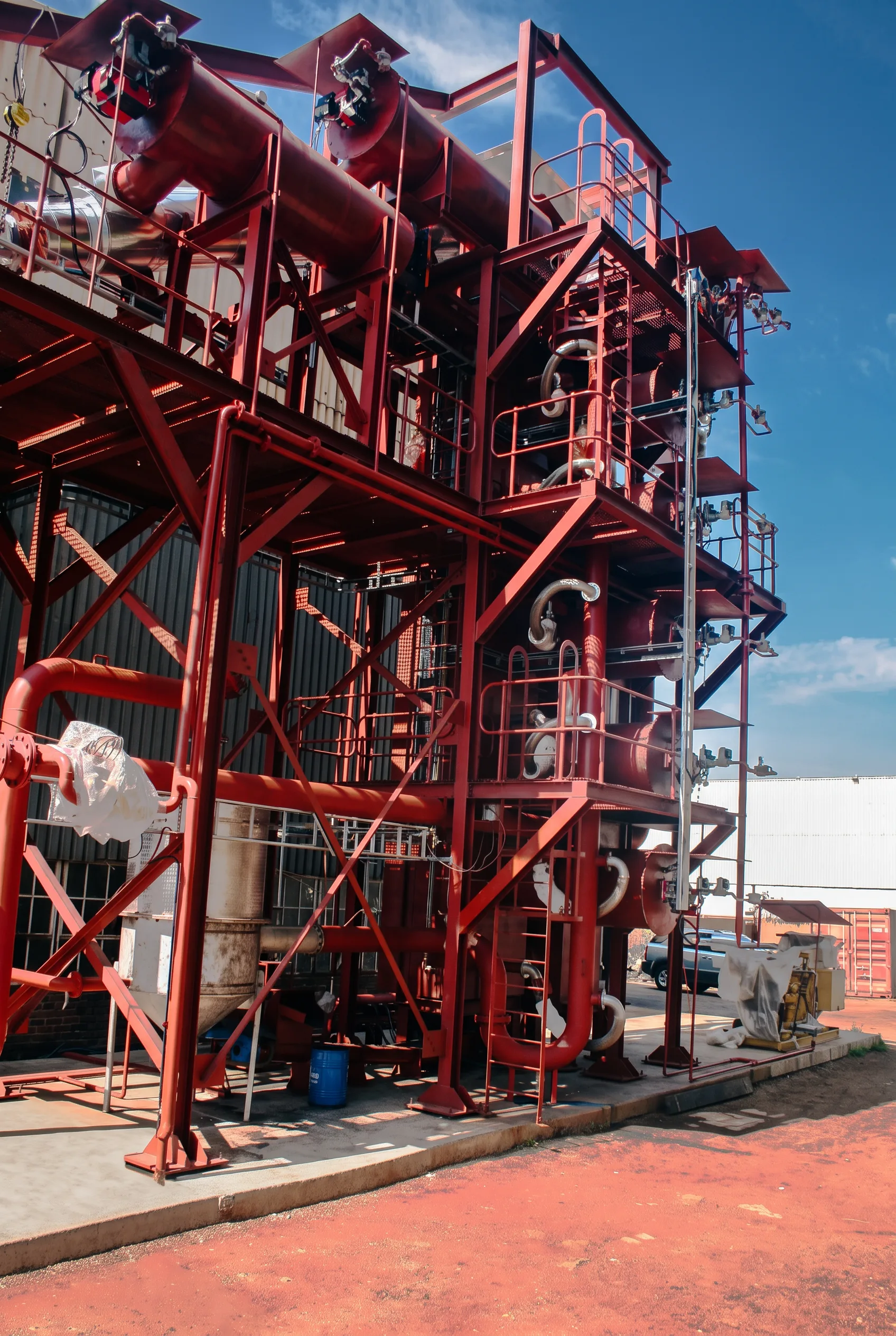 Modular red thermal process plant with vessels, piping and access platforms